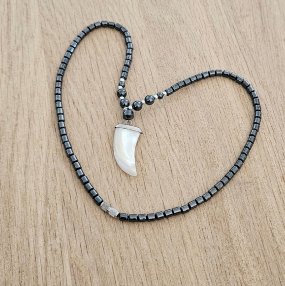 Hematite necklace Mother of pearl carved claw pendant - Picture 5 of 11